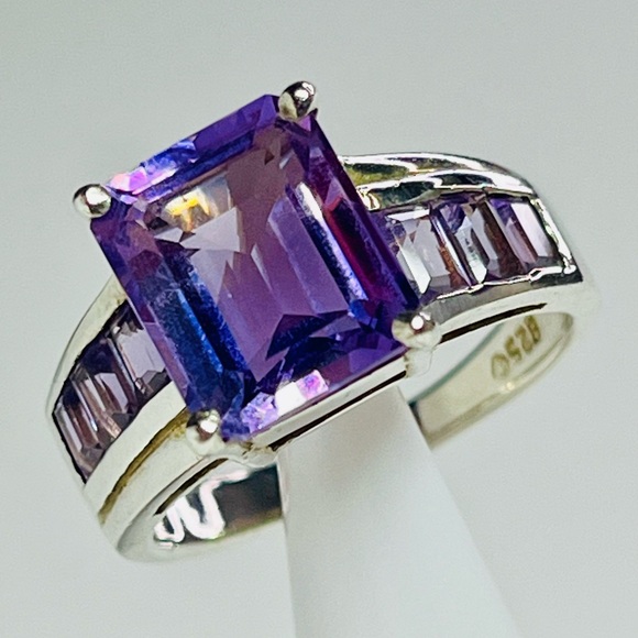 Fessenden & Co. Large Emerald cut Amethyst with amethyst baguettes on the sides - Picture 5 of 6
